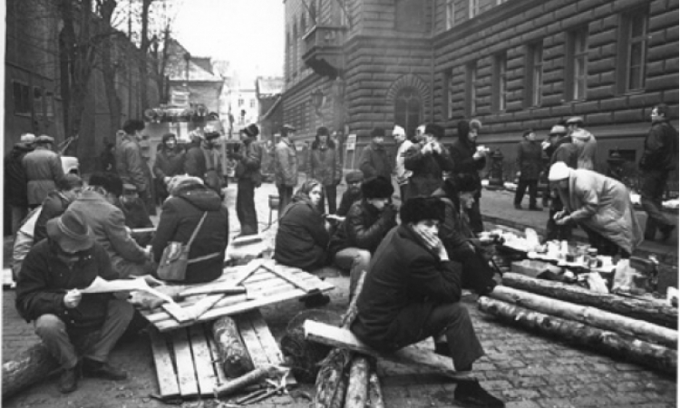 Barikādēm 30!